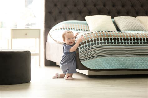 bábätko lezie po zemi