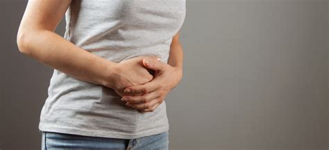 Žena držiaca sa za brucho, symbolizujúca obavy o plodnosť