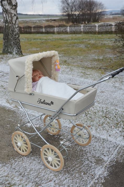 Drevený retro kočík s detailmi