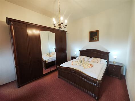 Ilustrácia spálne s tlmeným svetlom a pokojnou atmosférou