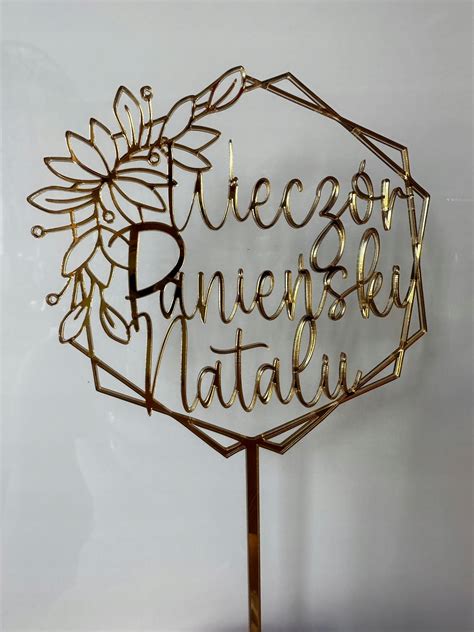 Infografika porovnávajúca tradičné diéty s personalizovaným prístupom k výžive.