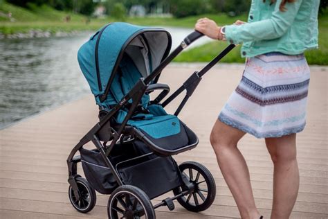 Obrázok rodiča, ktorý pohodlne tlačí kočík s ergonomickou rúčkou