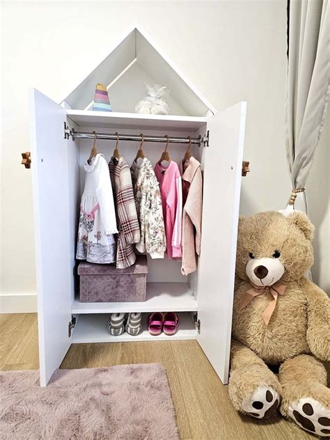 dieťa si vyberá oblečenie zo skrine