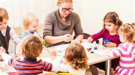 Dieťa s učiteľkou pri riešení matematických úloh