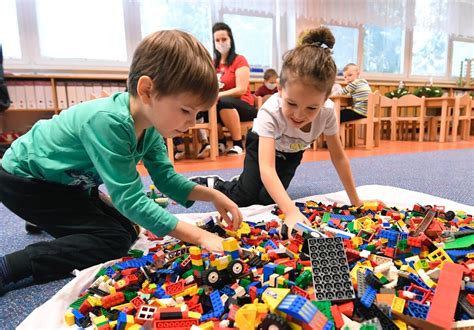 Deti hrajúce sa s matematickými kockami