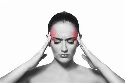 žena sa drží za hlavu, symbolizujúca bolesť hlavy alebo neurologický problém