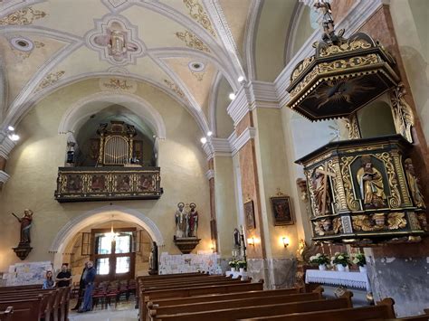 Interiér farského kostola Krista Kráľa