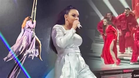 Ewa Farna na pódiu O2 Arény