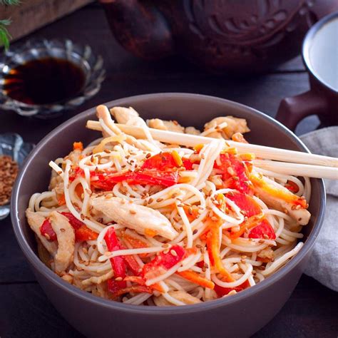 Misku ryžových rezancov s kuracím mäsom a zeleninou