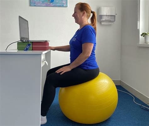 Ilustrácia správneho držania tela pri sedení na fitlopte