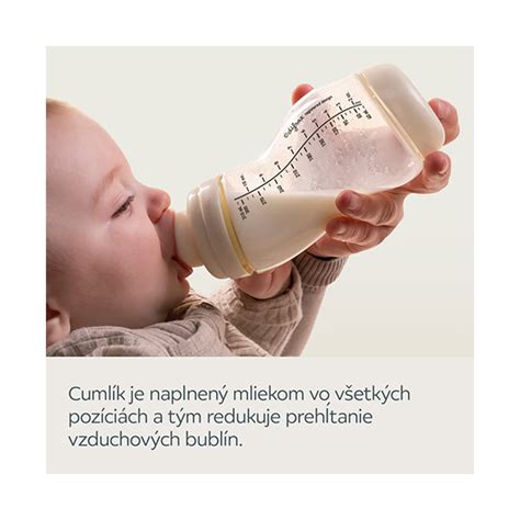 Otecko kŕmi dieťa z fľaše