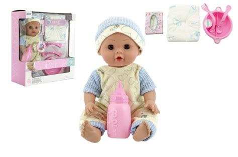 bábätko pijúce z fľaše s lyžičkou