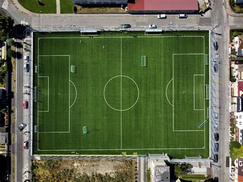 Futbalové ihrisko s prázdnymi lavičkami