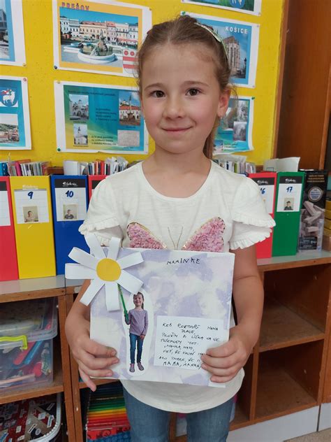 Detské ručičky držia fotoalbum