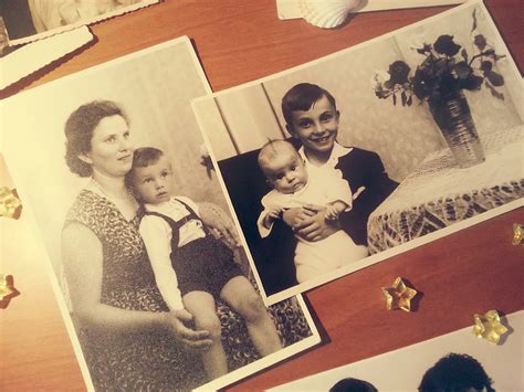 Deti si prezerajú starý fotoalbum s rodičmi