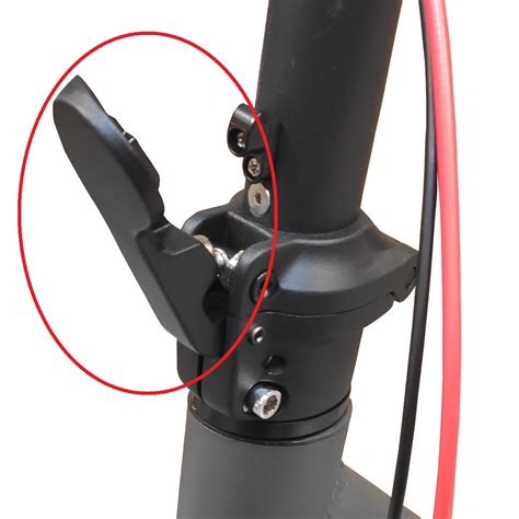 Detailné zábery koliesok a skladacieho mechanizmu golfového kočíka