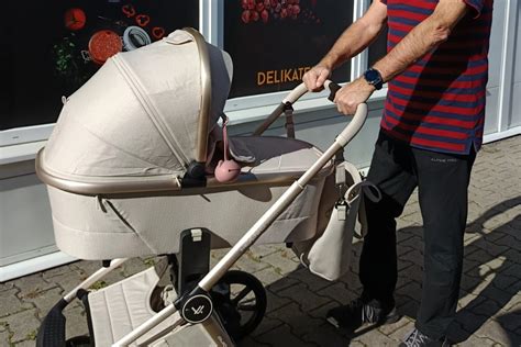 detskí rodičia s kočíkom v meste