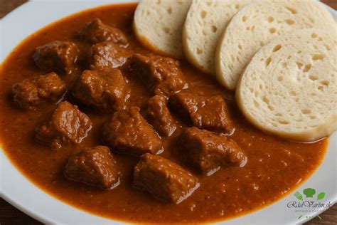 Tanier s jemným segedínskym gulášom a knedľou