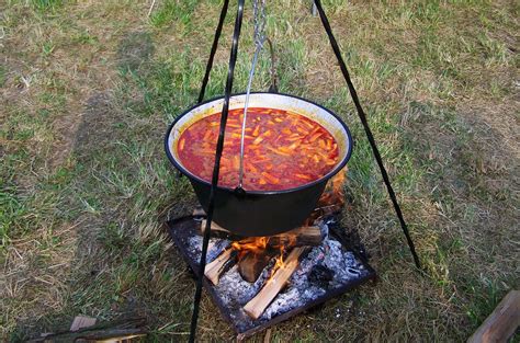 Kotlík s gulášom vareným na ohni