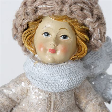 Ilustrácia novorodenca v pletenej čiapke