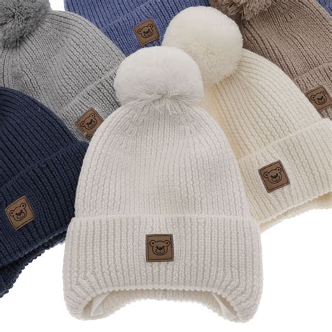 Koláž rôznych ozdobných prvkov pre detské čiapky