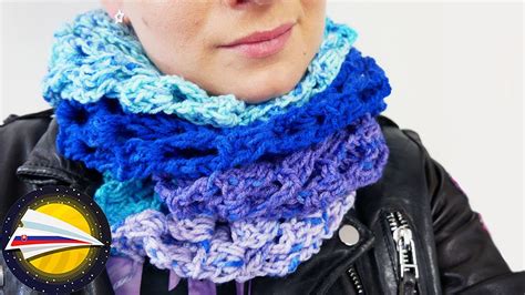 Detail reliéfnych dlhých stĺpikov