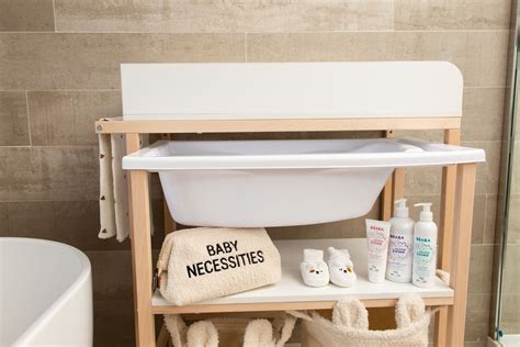 prebaľovací pult s plienkami a krémom