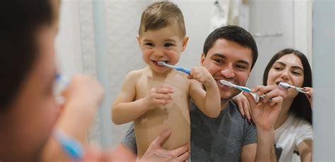 dieťa s rodičom si čistí zuby