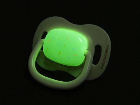 Nočný cumlík svietiaci v tme