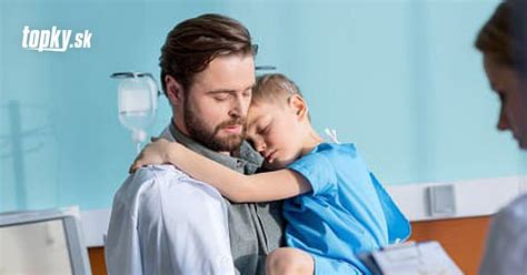 Lekár vyšetrúva dieťa