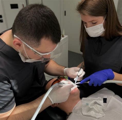 Zubár pracujúci v ústach pacienta