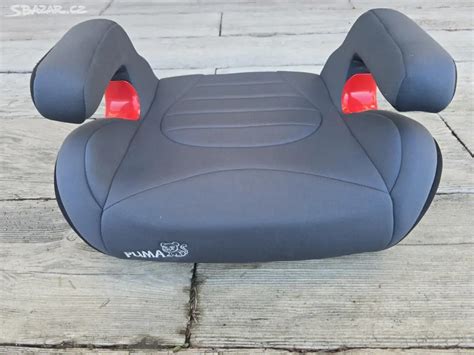 Rodina nakladajúca autosedačku s Isofix základňou do auta