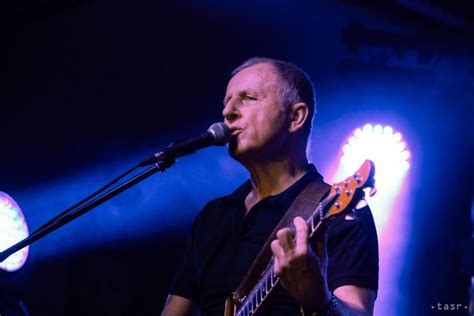 Mladý Ján Baláž s gitarou