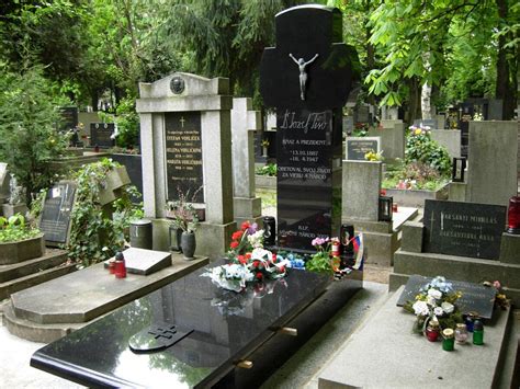 Hrob Evy Pilarovej na cintoríne Malvazinky v Prahe