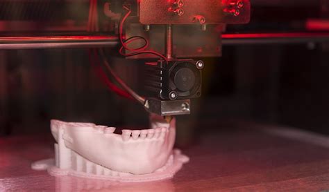 Študenti pracujúci na 3D tlačiarni