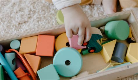 Dvojročné dieťa ukladať hračky do koša