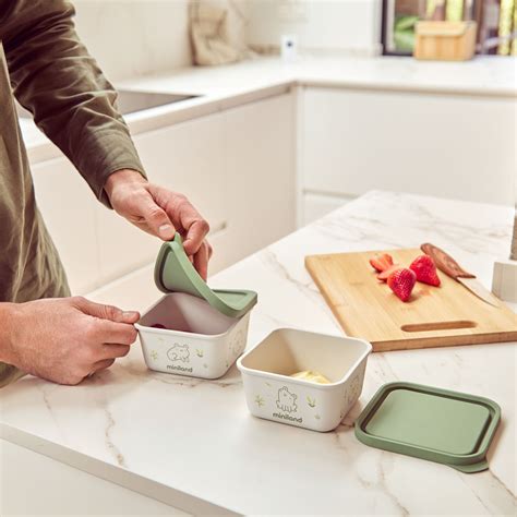 Misky s rôznymi druhmi detských príkrmov