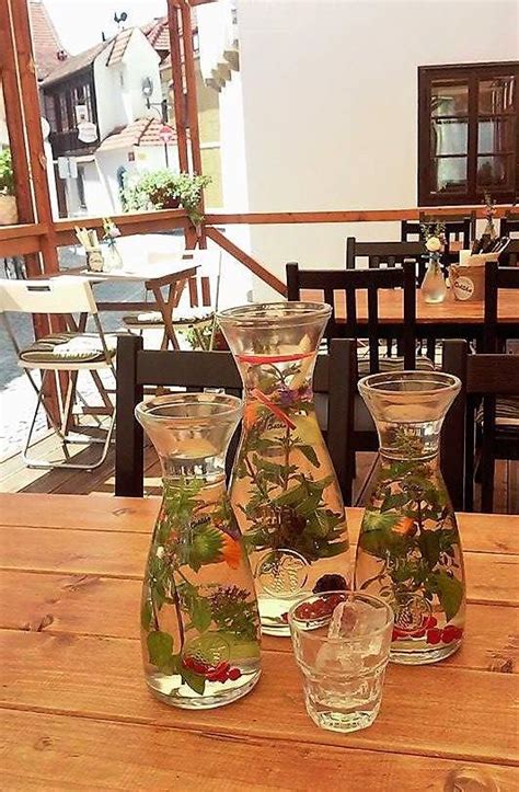 Ilustrácia zdravej hydratácie - voda s ovocím a bylinkami