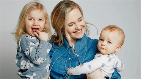 Rodič s dieťaťom v náručí