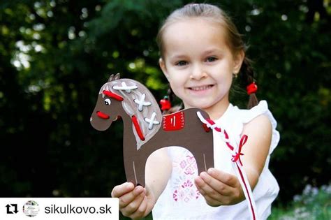 Dieťa si precvičuje jemnú motoriku navliekaním korálikov