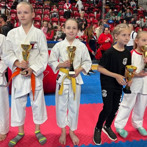 Deti trénujúce karate