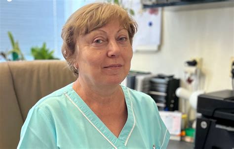 Ilustrácia rodiča hladkajúceho dieťa v postieľke