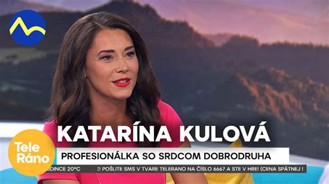 Mladá Katarína Kulová v televíznom štúdiu