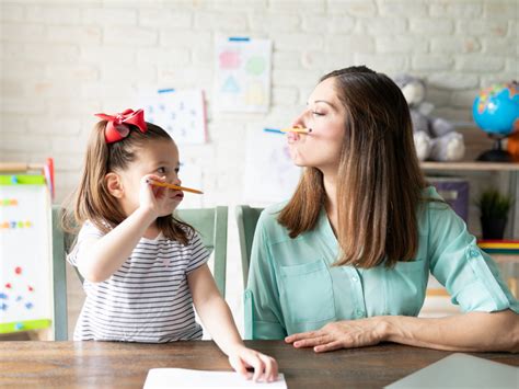 Dieťa komunikujúce gestami s rodičom