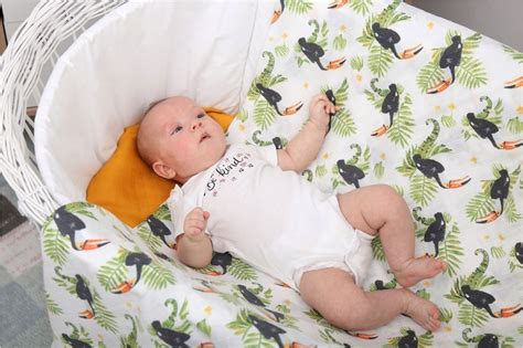 Detská plienka s rôznymi farbami stolice