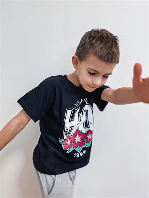 Dieťa si oblieka tričko