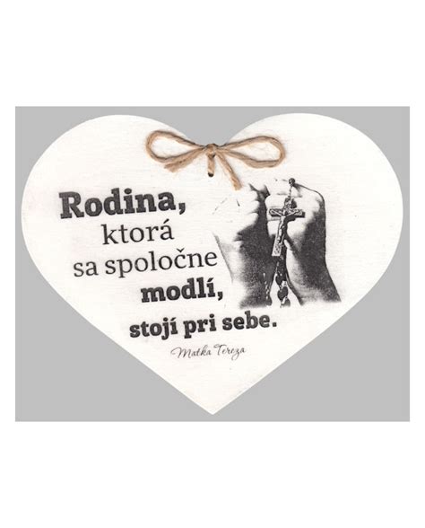 rodina spoločne stoluje a rozpráva sa