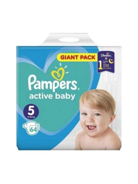 Dieťa hrajúce sa v plienke Pampers Active Baby