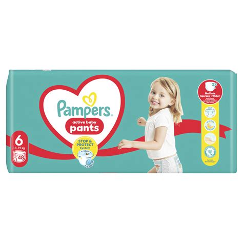 Dieťa si oblieka nohavičkové plienky Pampers Pants