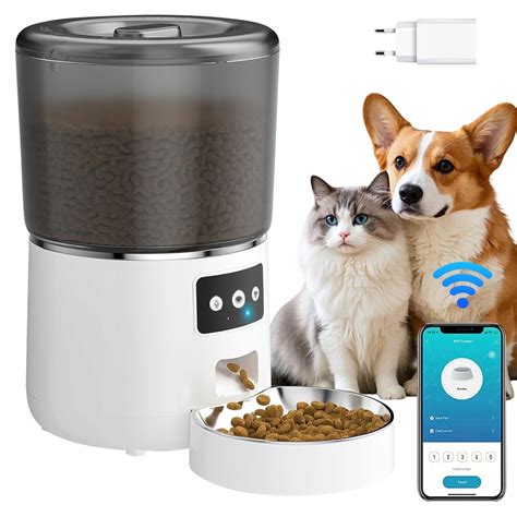 Šteniatko s miskou krmiva